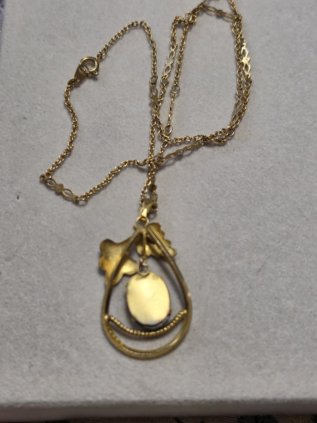 Vintage 18 Jade Pendant On Fancy Gold Tone Chain Great Condition