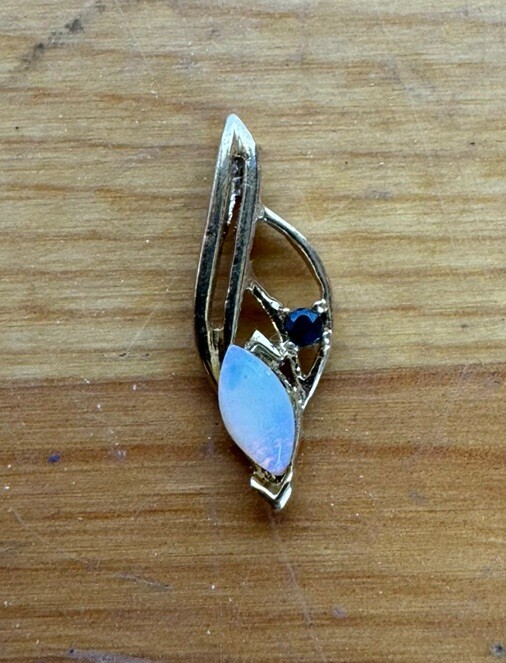 vintage beautiful opal gold tone pendant see pictures
