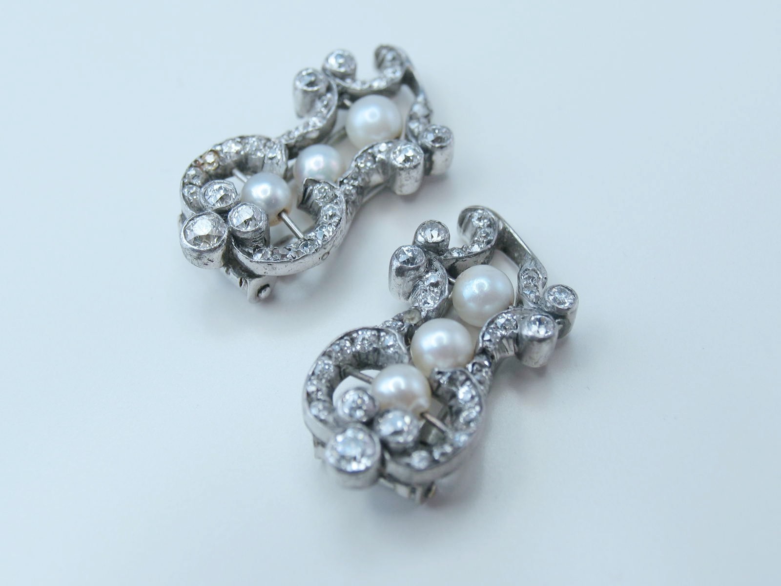 Antique Pair 14k White Gold Lady’s 65 OEC Diamonds 1.88ctw 6 Pearl Fur Clip Pins