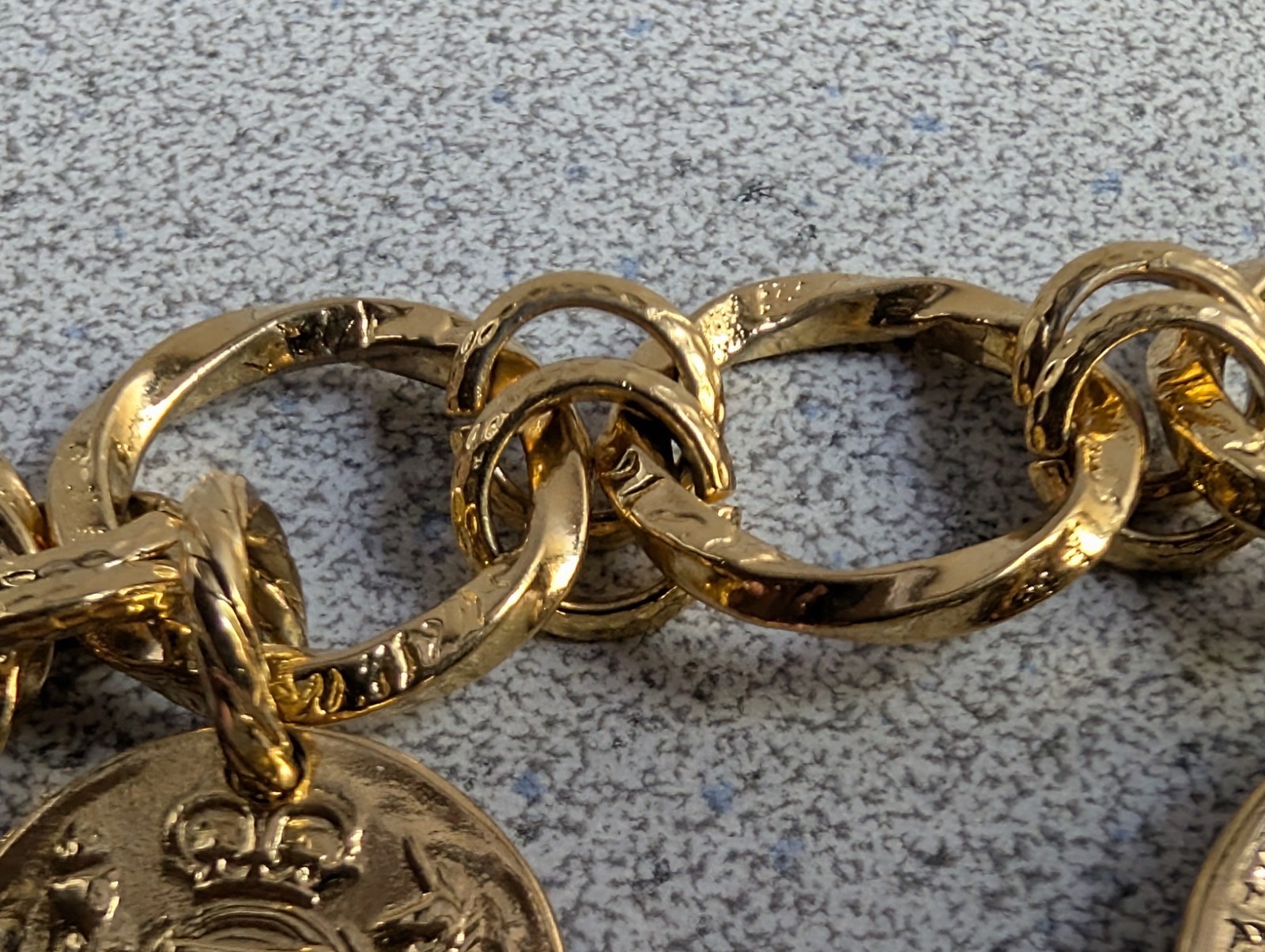 VNTG BELLEZZA TEXTURED CIRCLE ROLO LINK FAUX COIN BRACELET LOBSTER CLASP~8.5 IN.