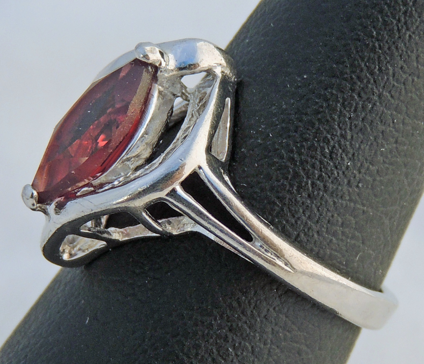 LOVELY ESTATE STERLING SILVER MARQUIS GARNET FILIGREE RING SIZE 5