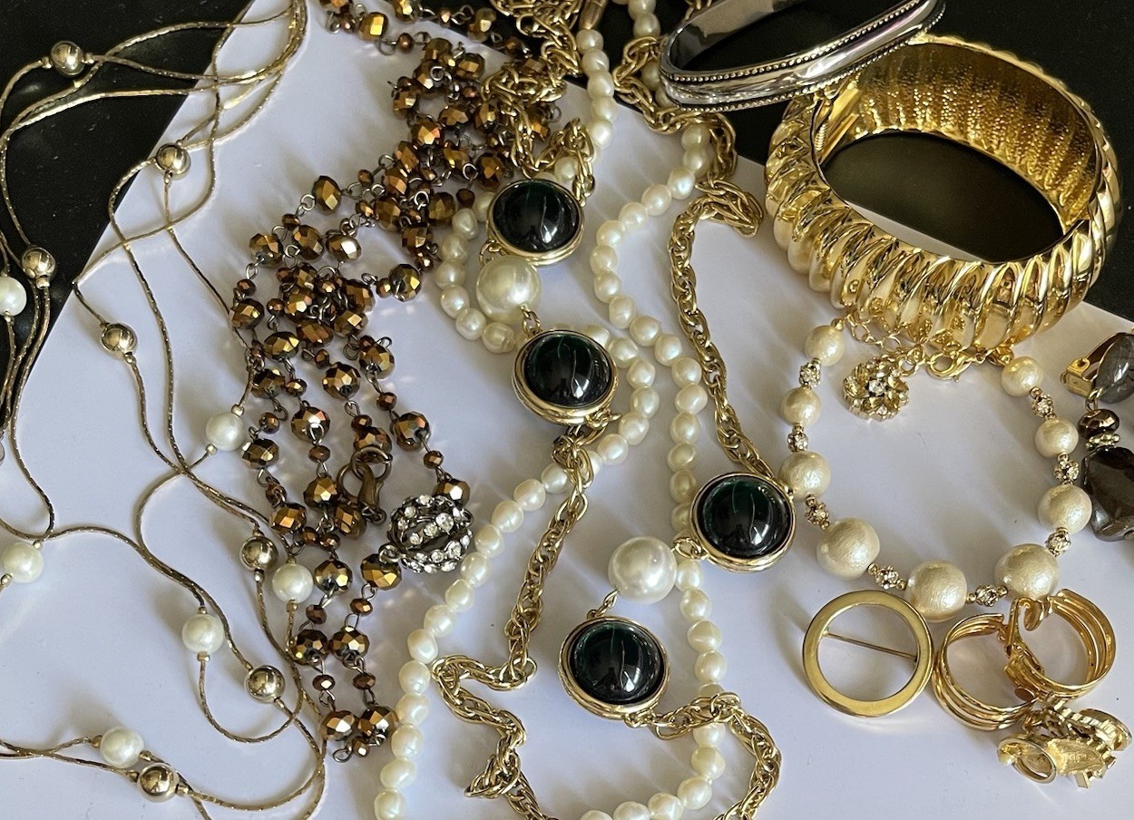 Vtg Gold Tone Fashion Jewelry Lot of 10 pieces Runway Statement
