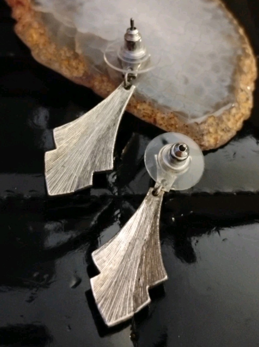 Vtg AVON 1987 “Victorian Elegance” Silvery Art Deco Style 1 3/8″ Drop Earrings!