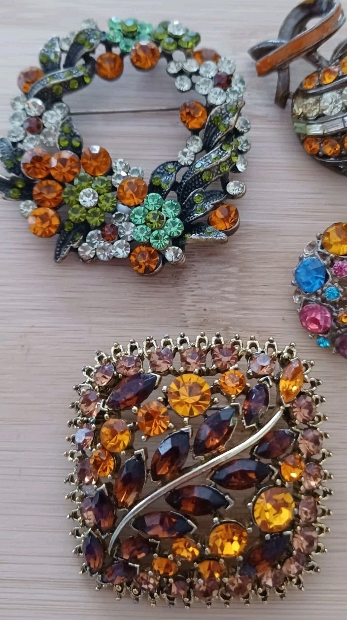 Vintage 4 Brooches Beautiful MultiColor Rhinestone Mark & Unmark See The Pics