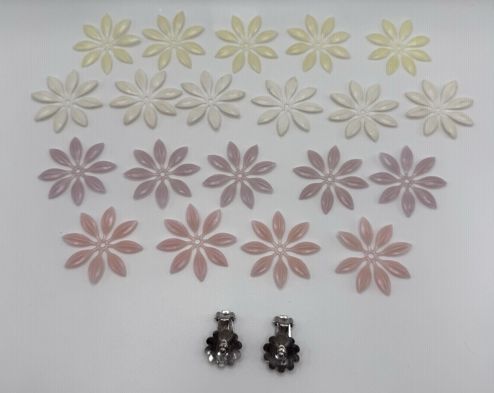 Vintage Interchangeable Plastic Daisy Flower Clip On Silver Tone Earrings