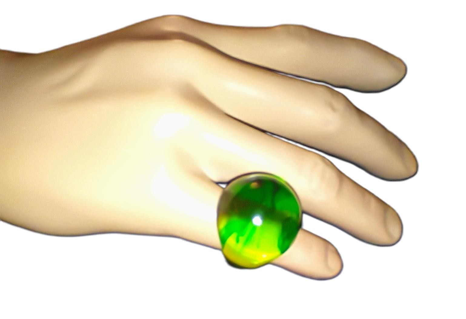 vintage 1960’s Green Lucite Bubble Dome Ring size 8.5