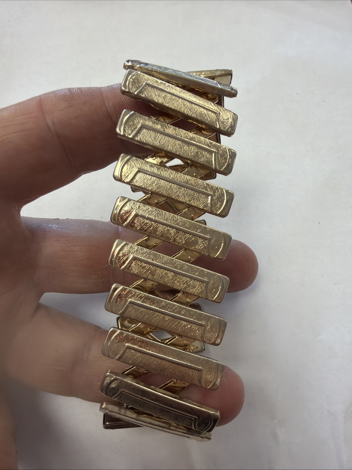 Vintage 1970’s Gold tone Expandable Stretch Textured Bar Link Metal Bracelet