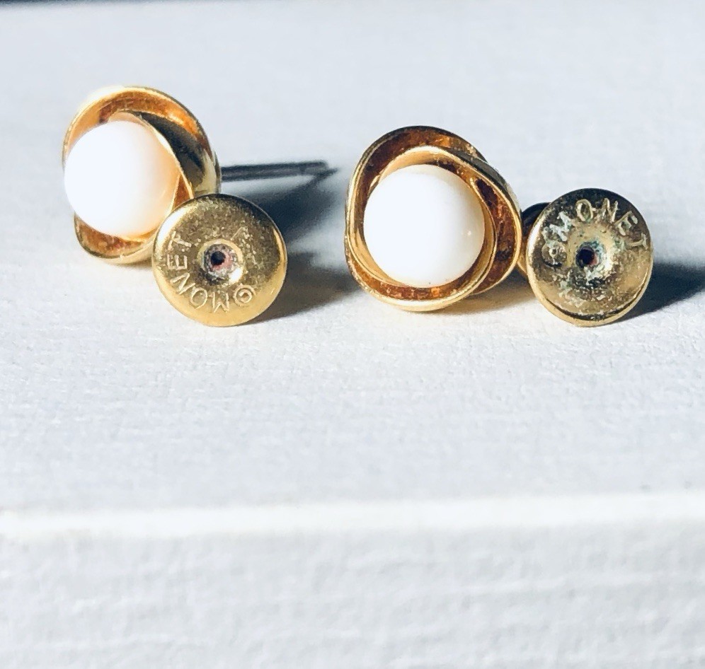 VTG POST EARRINGS SIGNED MONET SMALL WHITE CAB CENTERED IN GOLD TONE PETALS