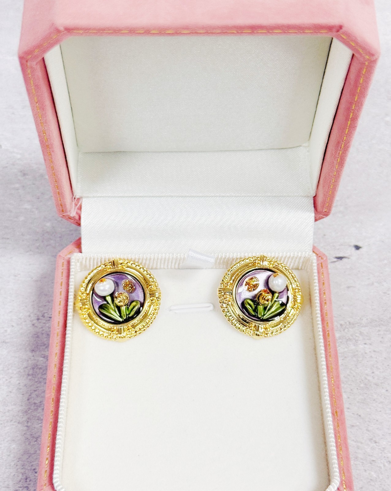 vintage gold earrings, White pearl earrings, floral earrings, gold stud earrings