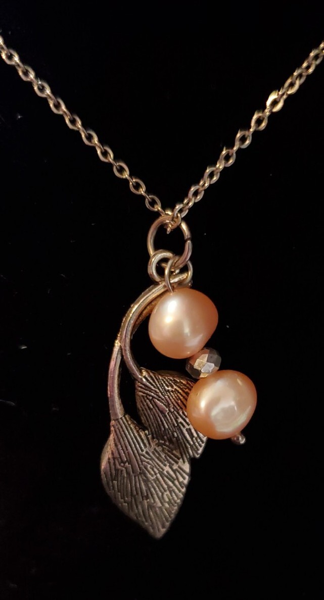 SILVER TONE Calla Lily Pendant with 2 Pink Faux Pearls & 30″ Chain Necklace