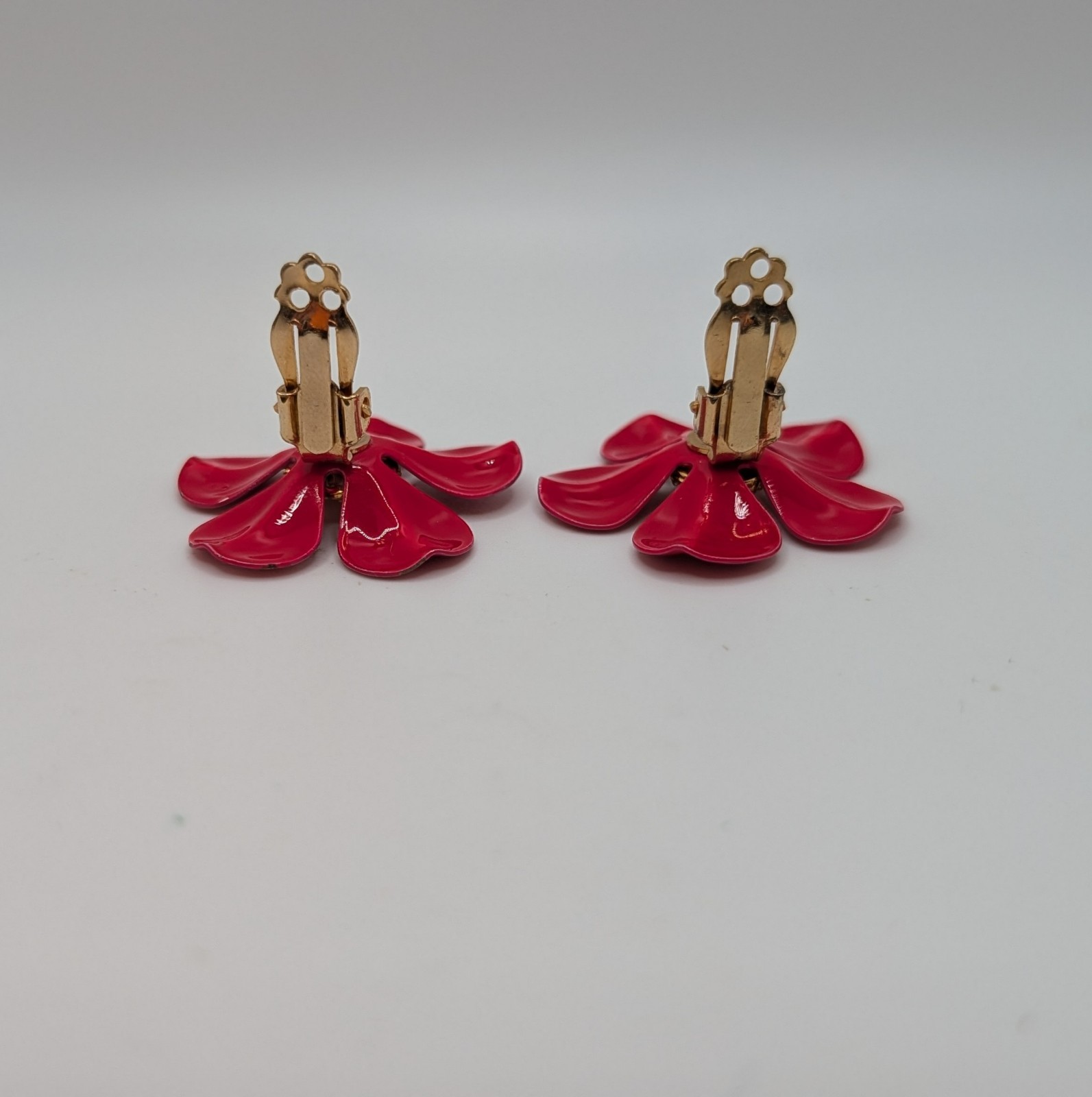 VTG Bright Red-Gold Metal Enamel Flower Power Brooch & Clip On Earring Set