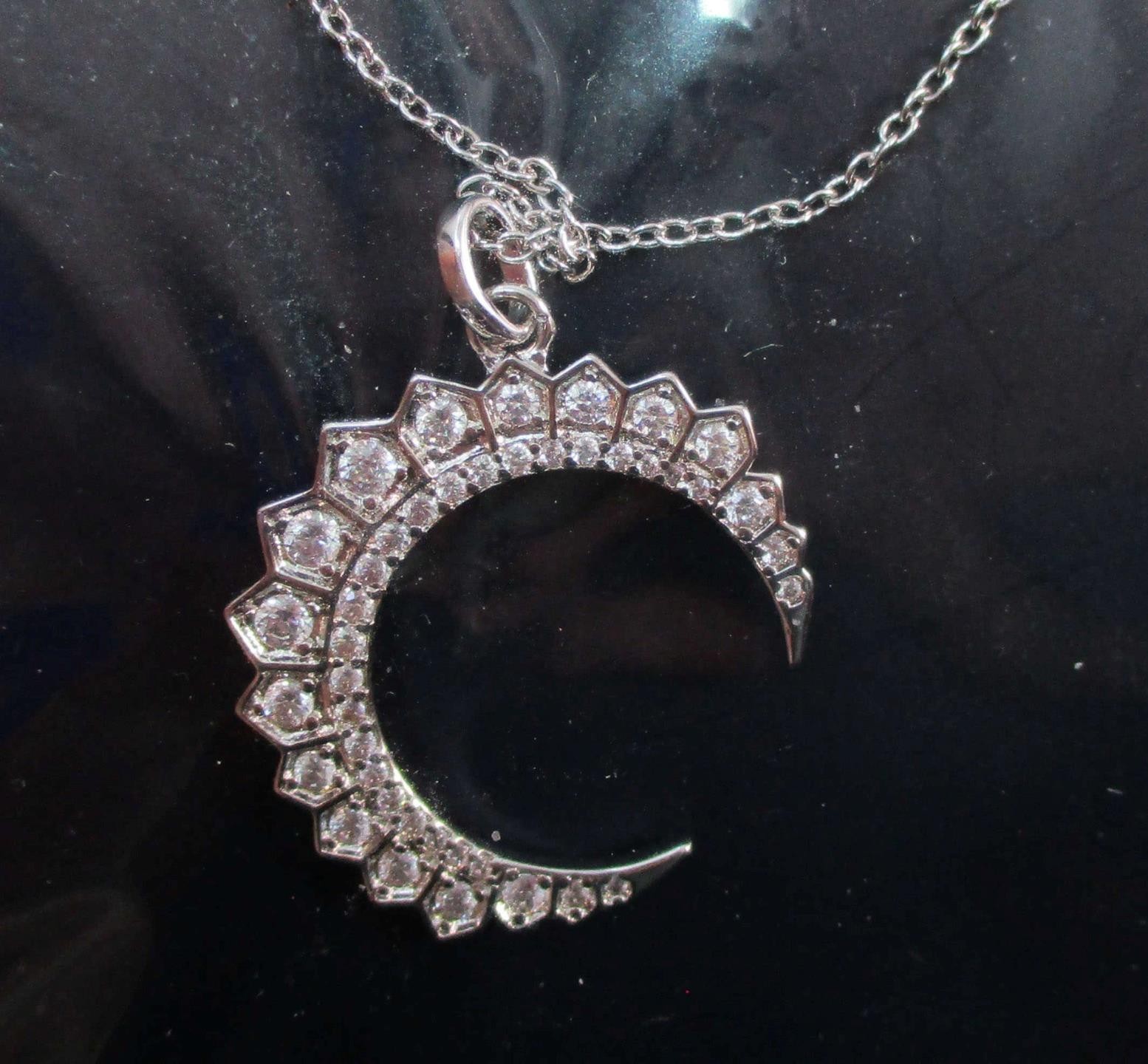 Hespera Silver Crescent Moon Necklace – NEW