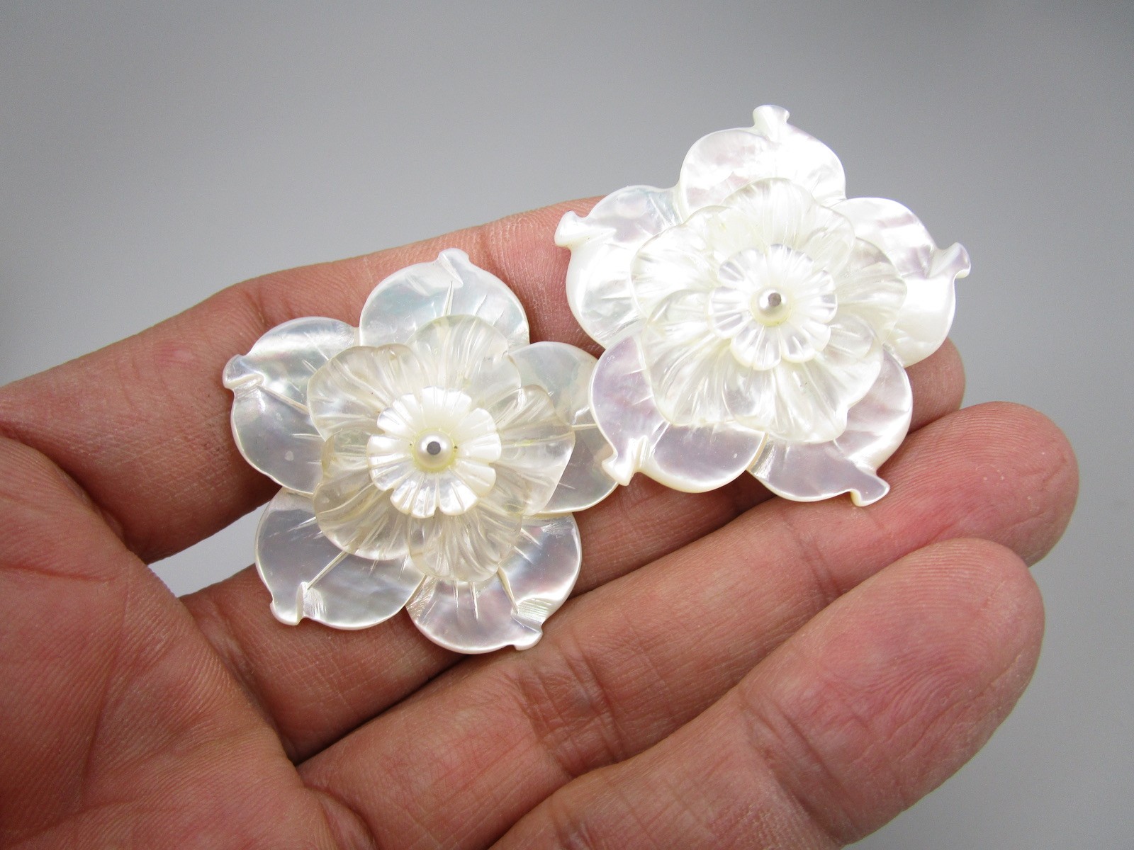 BEAUTIFUL LARGE 1 5/8″ CARVED MOTHER OF PEARL FLOWER CLIP ON EARRINGS
