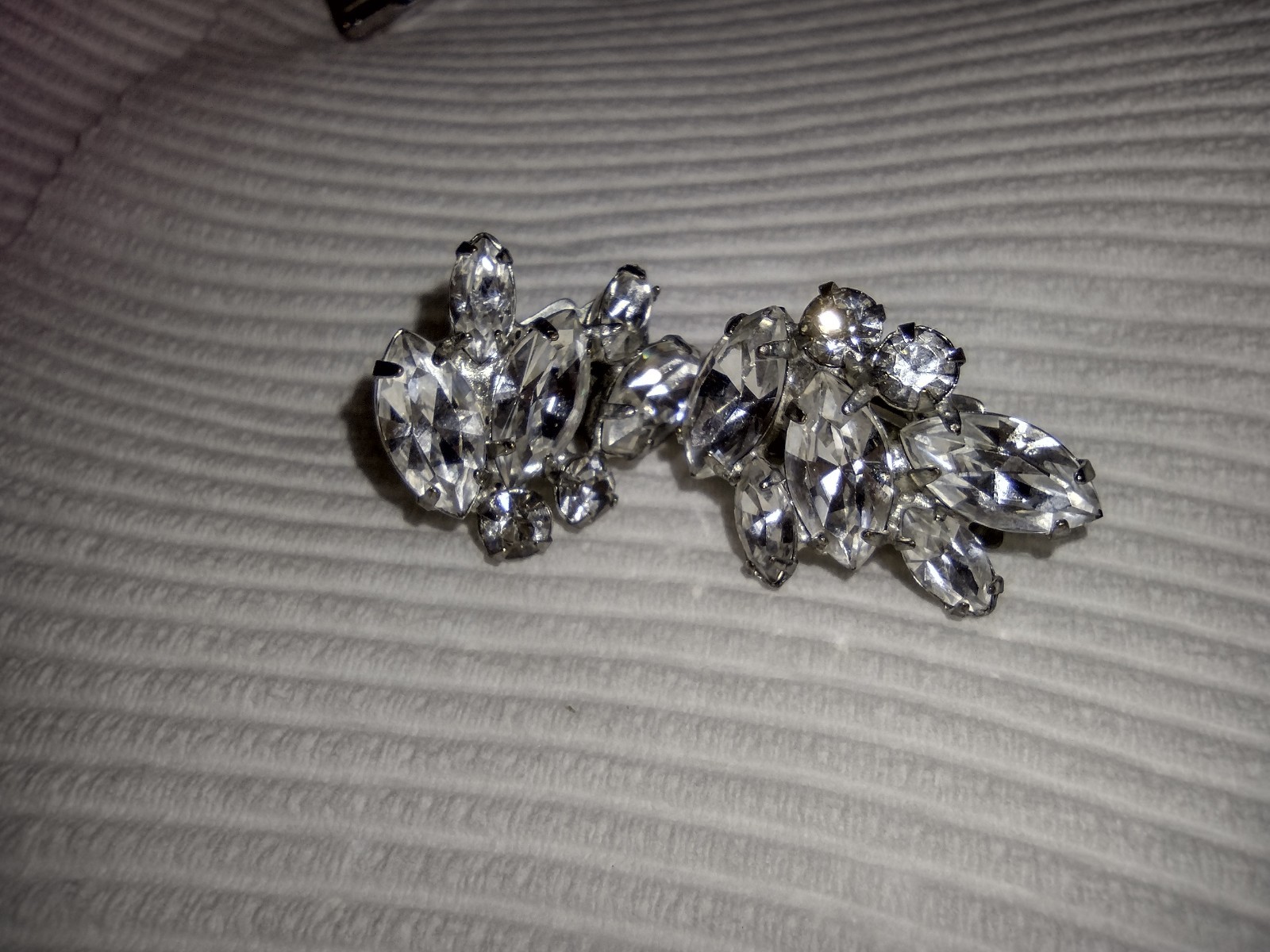 Vintage Weiss Clear Cluster Rhinestone Clip On Earrings Silver tone.