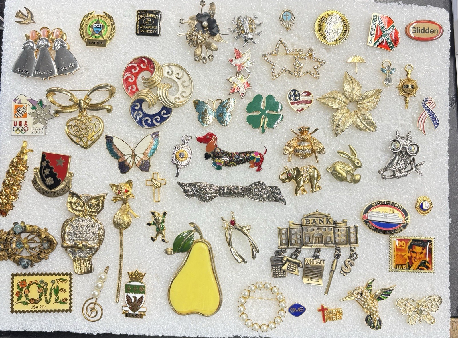 Estate Find Lot Of Assorted Pins/Brooches.