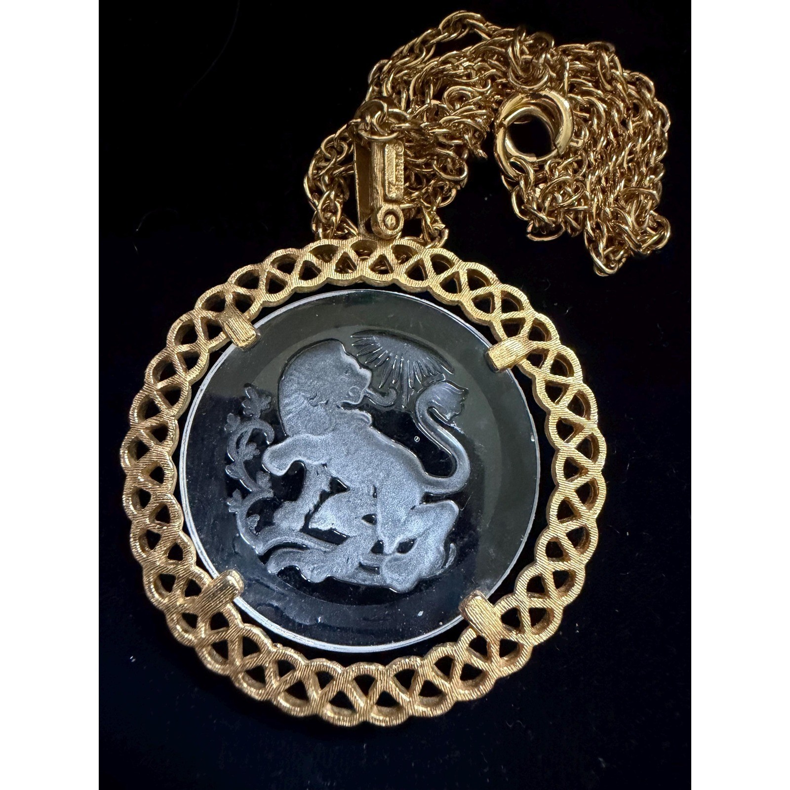 Vintage TRIFARI Zodiac Horoscope LEO Lion Intaglio Pendant Necklace