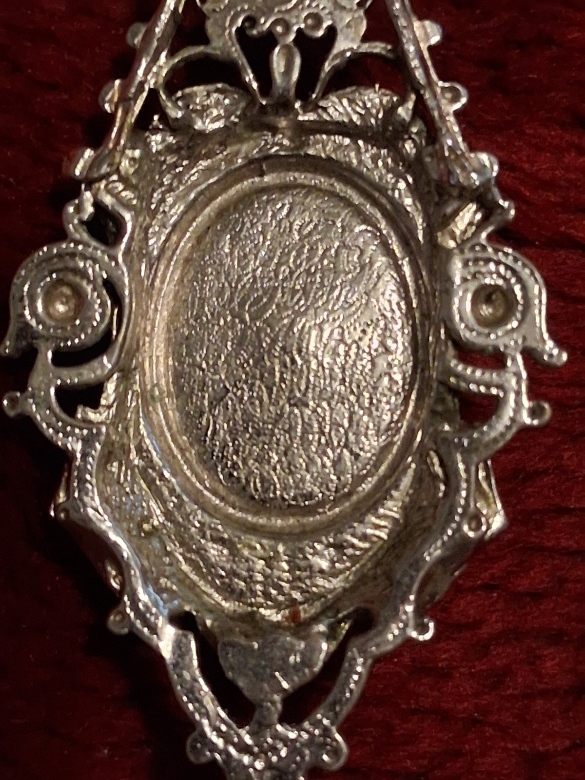 Vintage Victorian Style Open Hinged Oval Photo Locket Pendant