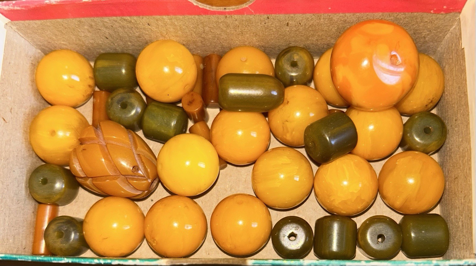 Vintage Bakelite Bead Lot Carved Pineapple Butterscotch Spinach Green 106 Grams