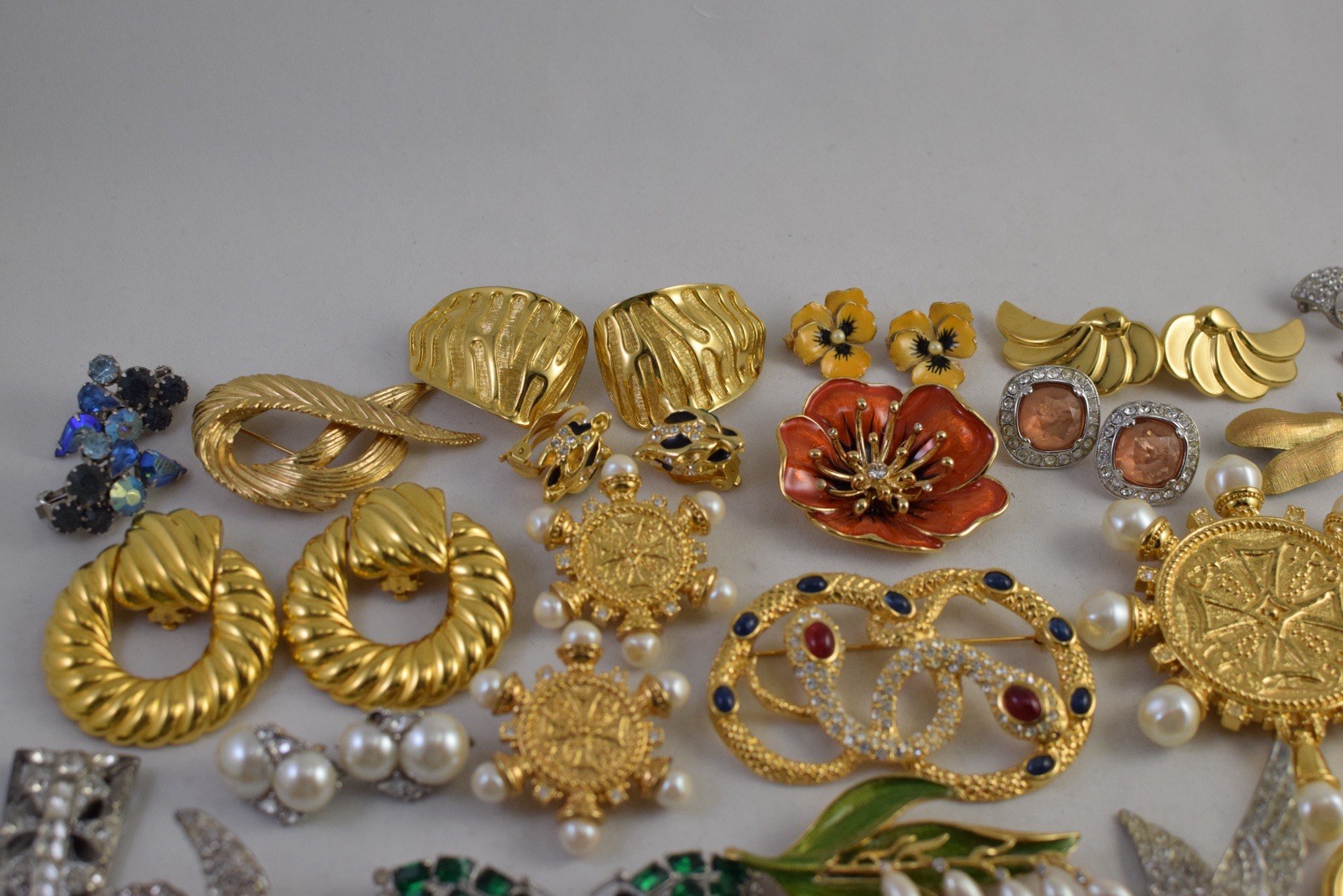 Lot OF 32 KRAMER WEISS KJL Avon Monet ORA NAPIER Coro Lisner Pot Metal Read