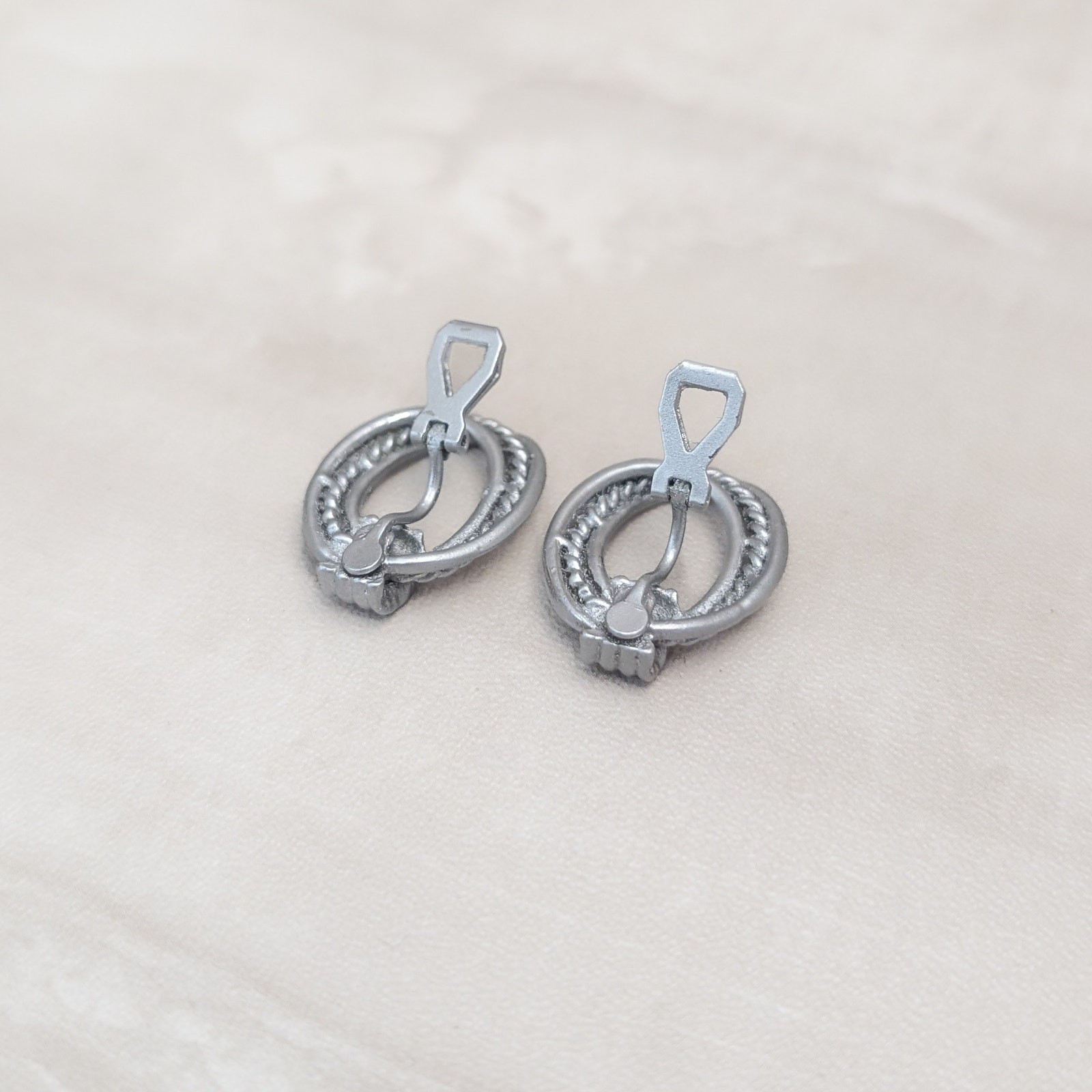 Vintage Clip On Earrings Stylish Matte Silver Tone Overlapping Ovals 1″