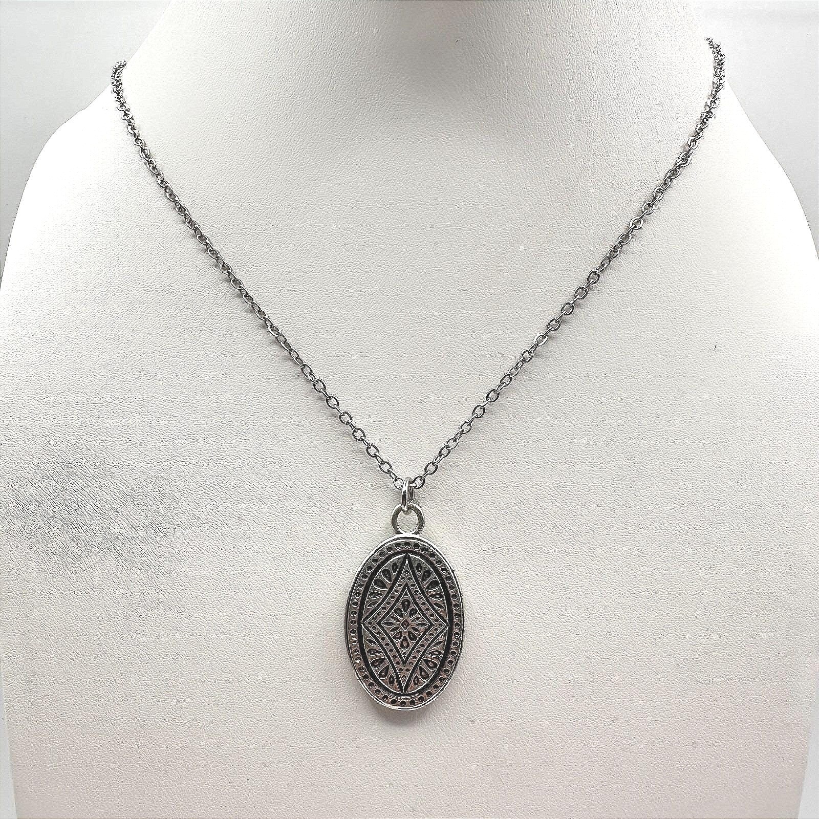 Vintage 90s Silver-Tone Geometric Oval Pendant Necklace Boho Etched Jewelry
