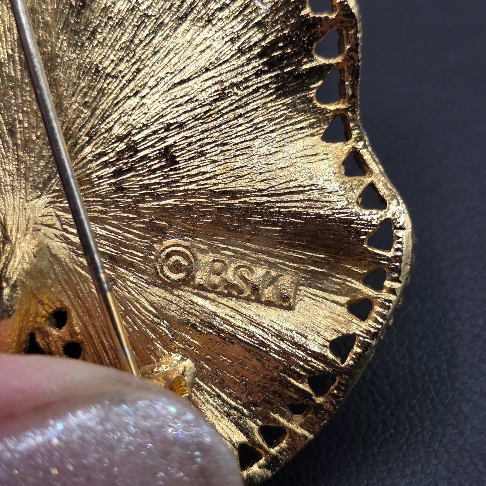 Vintage BSK Unisex Adult Gold Tone Leaf Brooch Pin Signed 2.2″X1.8″ Elegant