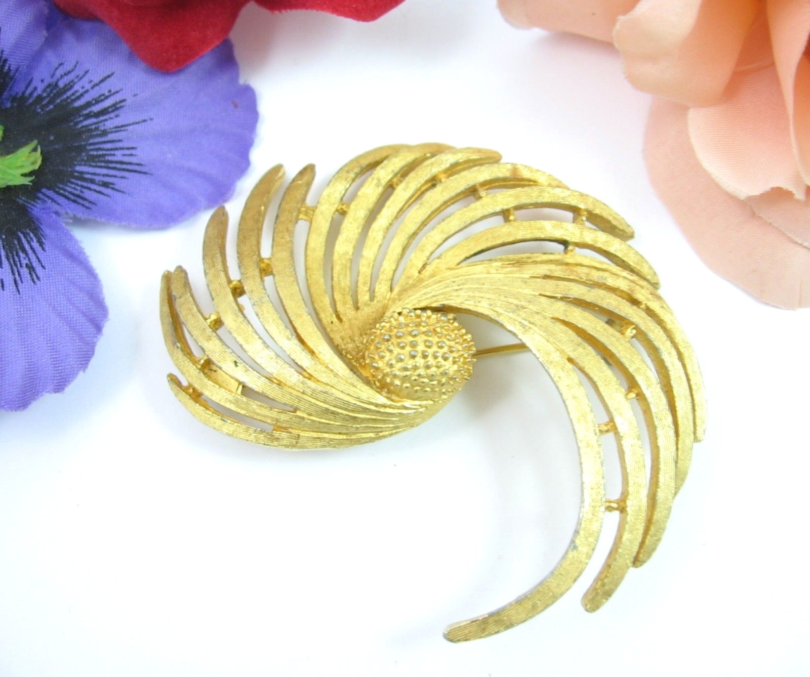 BSK SPIRAL SWIRL Leaf Frond Leafy Plant Brooch Vintage Pin GOLDTONE 2 1/2″ Sign