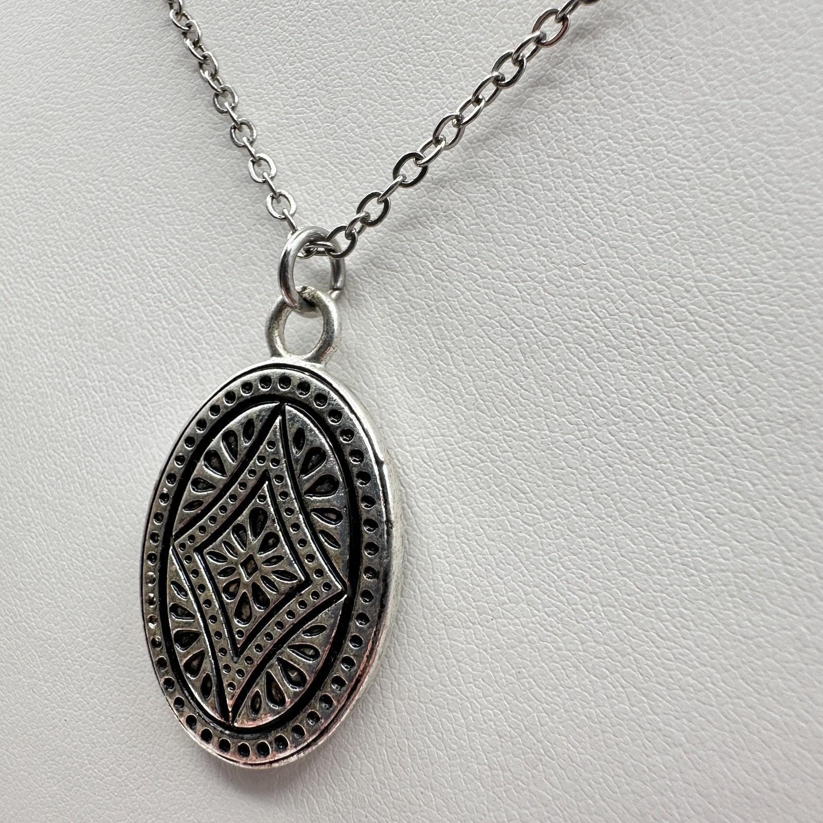 Vintage 90s Silver-Tone Geometric Oval Pendant Necklace Boho Etched Jewelry
