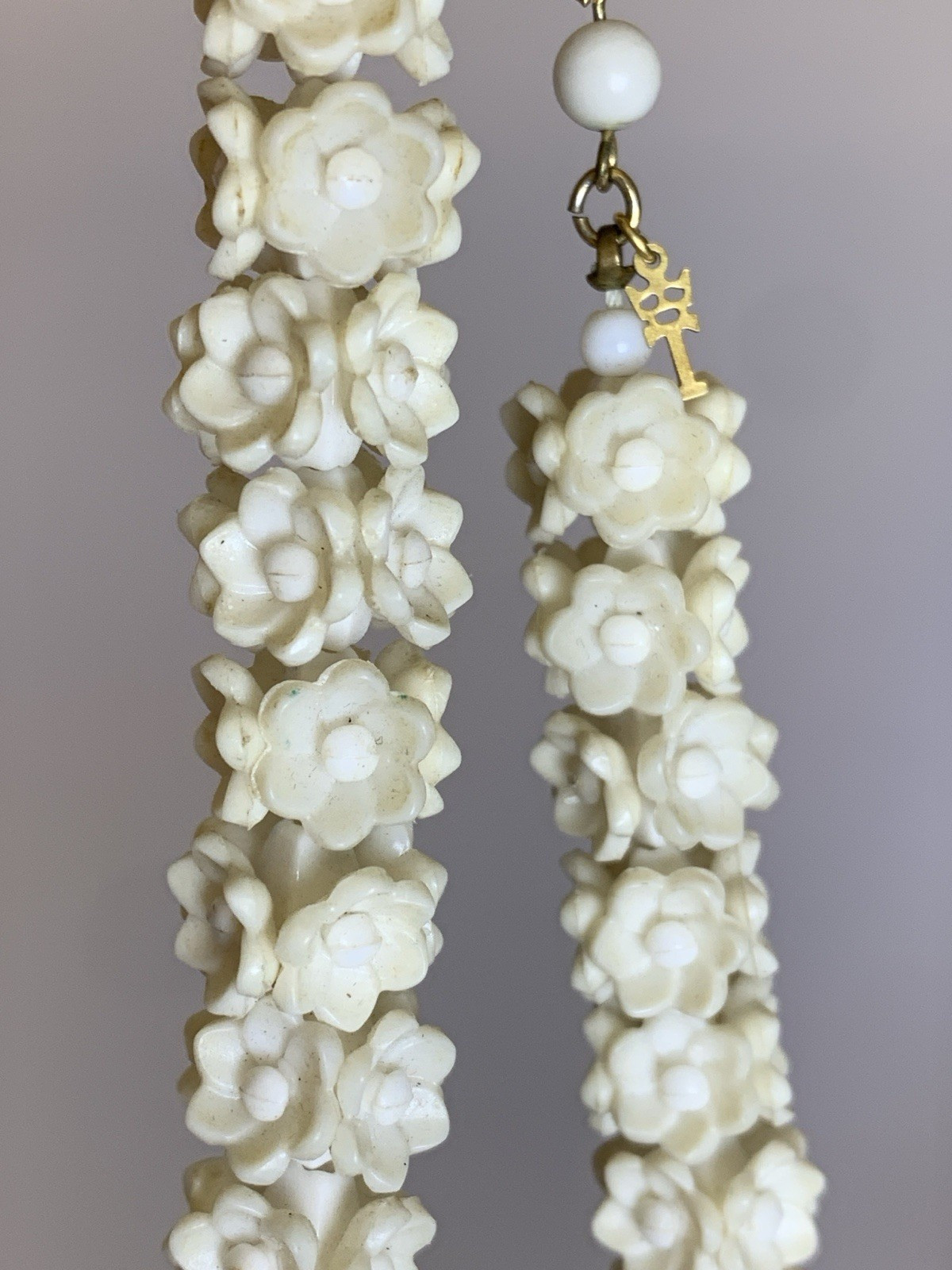 Vintage Trifari White Plastic Flower Necklace Floral Lei Choker Mid Century