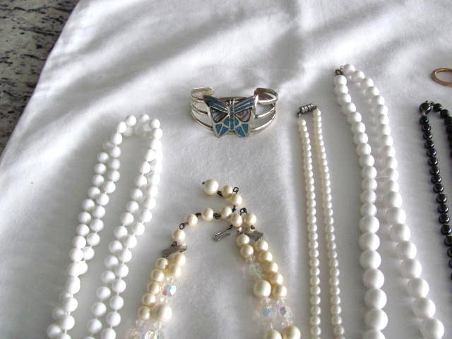 LOT OF 17 PIECES OF VINTAGE COSTUME JEWELRY NECKLACES & BRACELETS ALL WEARABLE