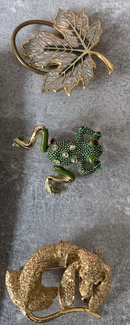 8 BROOCHES PINS SCARF CLIP Variety Including Articulated Frog MOP Hong Kong