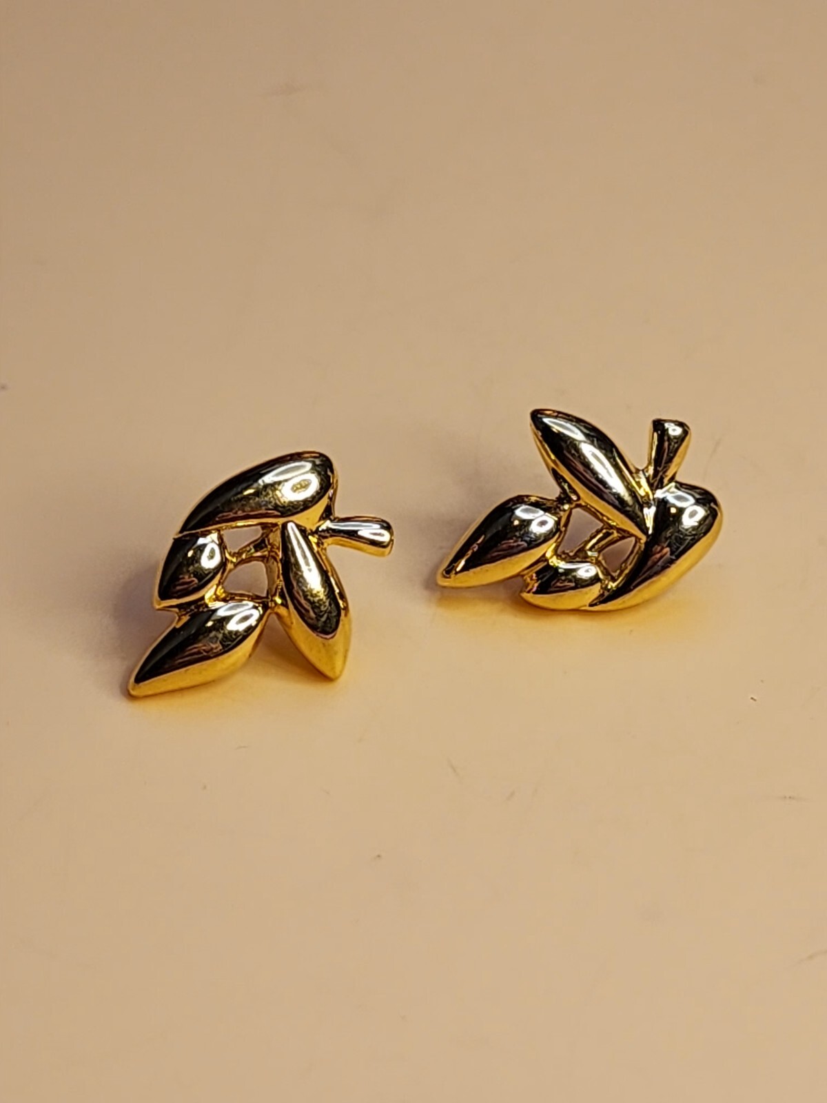 44 Yr Old Designer MONET Signed Leaf Earrings Gold Tone Classy Vtg FREE $HIPPING