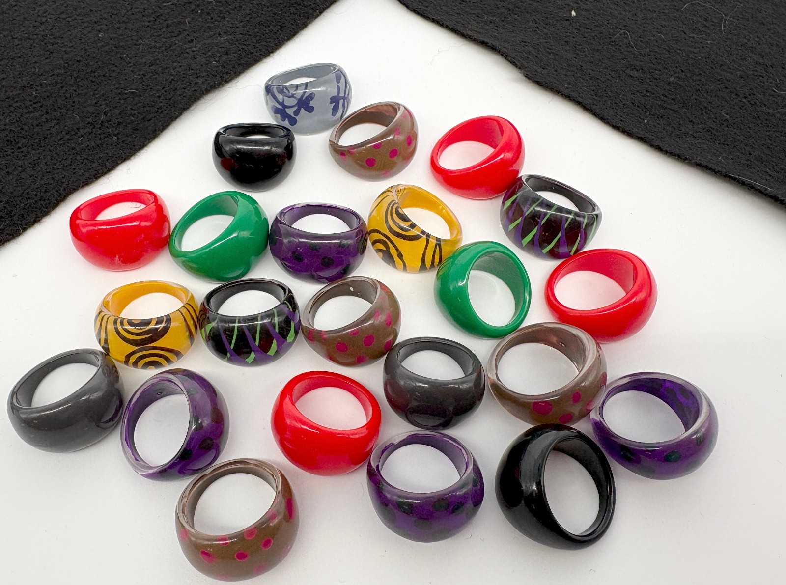 Lot of 24 – Vintage Plastic / Acrylic Dome Rings – Assorted sizes and colors