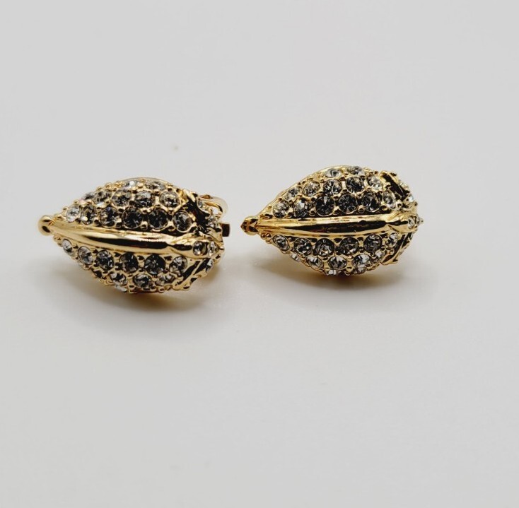 Crystal Leaf gold toned vintage Clip On Earring ELEGANT .75