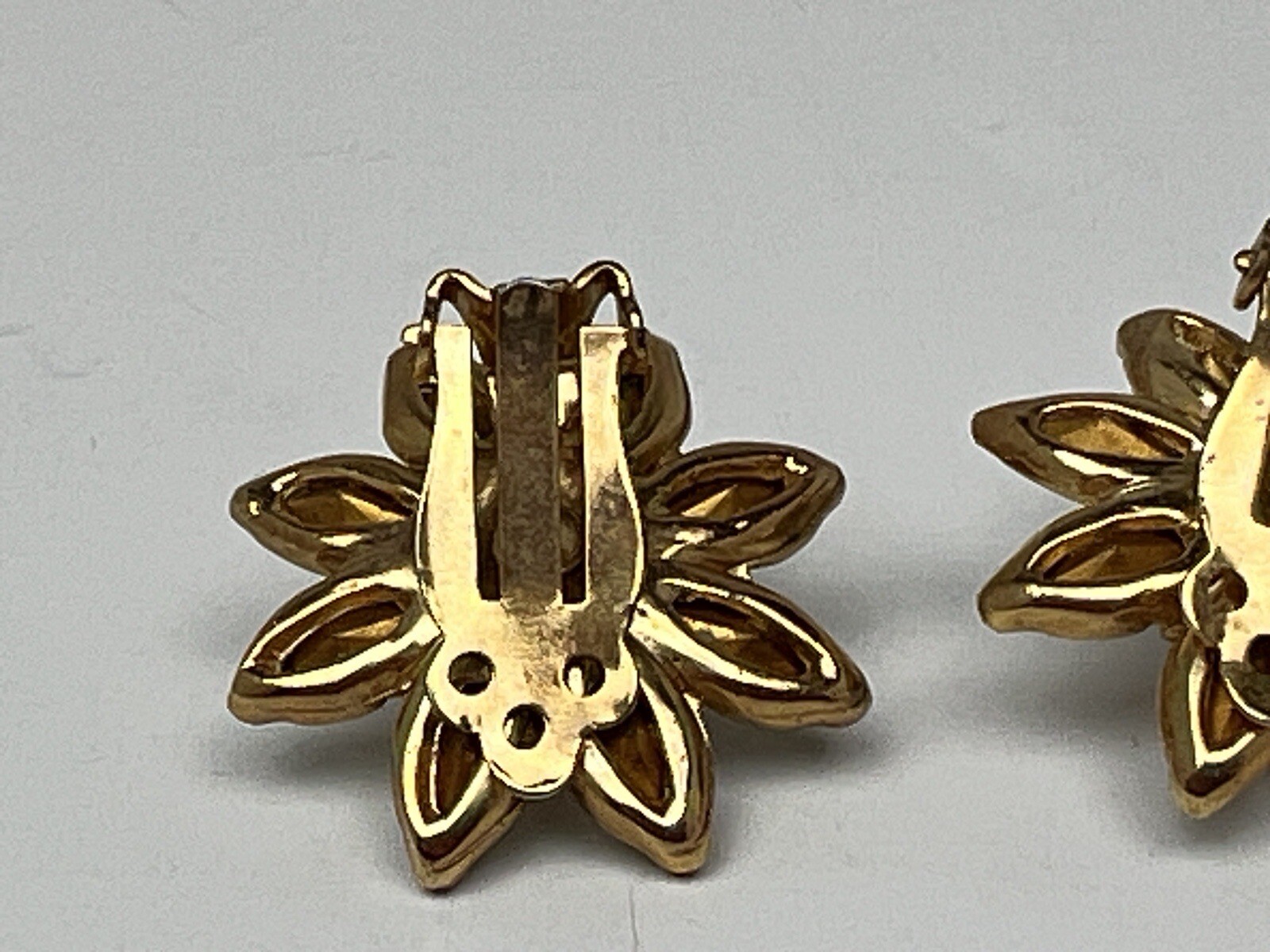 Vintage Gold Plated Crystal Clear Rhinestones Flower Design w/faux pearl center