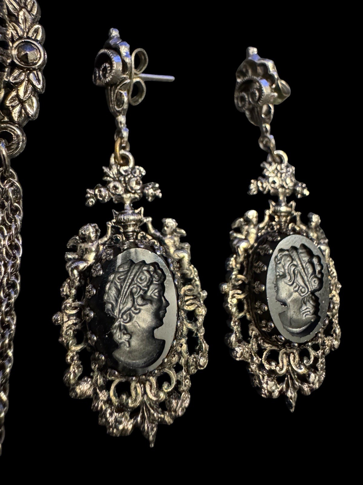 Vintage Intaglio Pendant Pin & Earring Set Silver Tone Carved Hematite Like W8