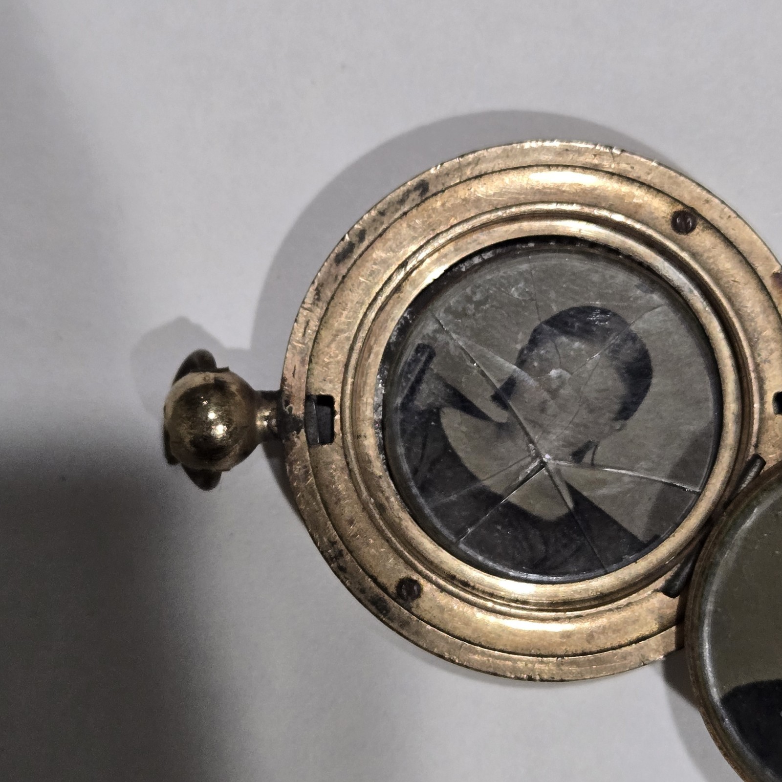 Rare Antique Victorian Round Tri-Fold Quad Photo Locket Gold Filled