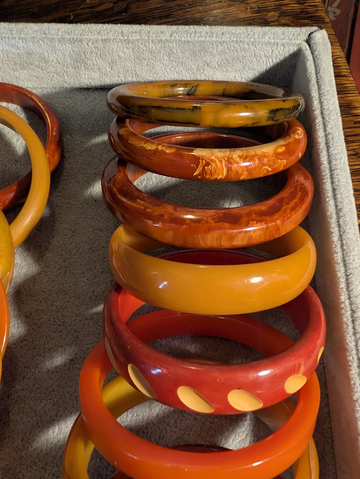 20 Vintage Bakelite Orange Bracelets! Carved – End Of The Day – Awesome Lot!