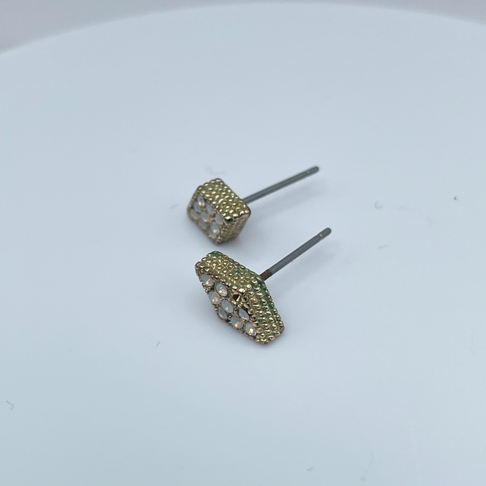 Vintage 90s Gold Tone White Glass Pave Diamond Shape Stud Earrings Fashion Y2K
