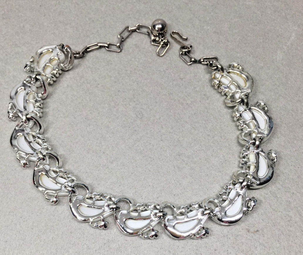 Vintage MID CENTURY SCHRAGER PEARL WHITE & RHINESTONE FLOWERS THERMOSET CHOKER