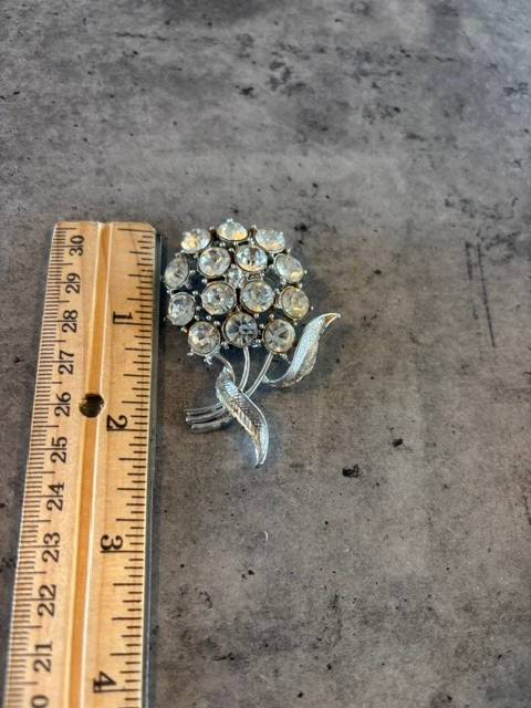 VINTAGE SILVER TONE CLEAR RHINESTONE FLOWER BOUQUET PIN BROOCH
