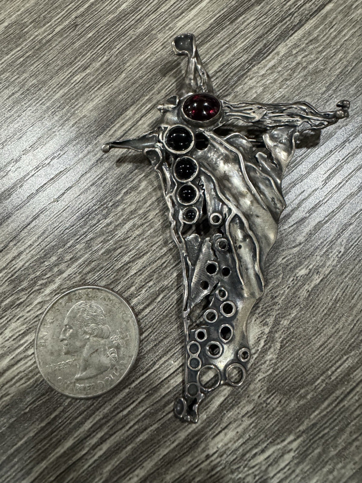VINTAGE STERLING SILVER PORANS GARNET BROOCH V