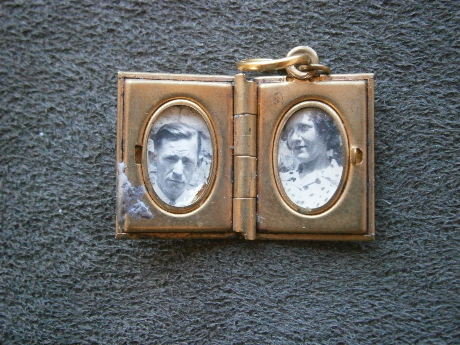 U S Army Military Sweetheart Locket Vintage Godtone Charm Pendant 4.7g ~ FLAW