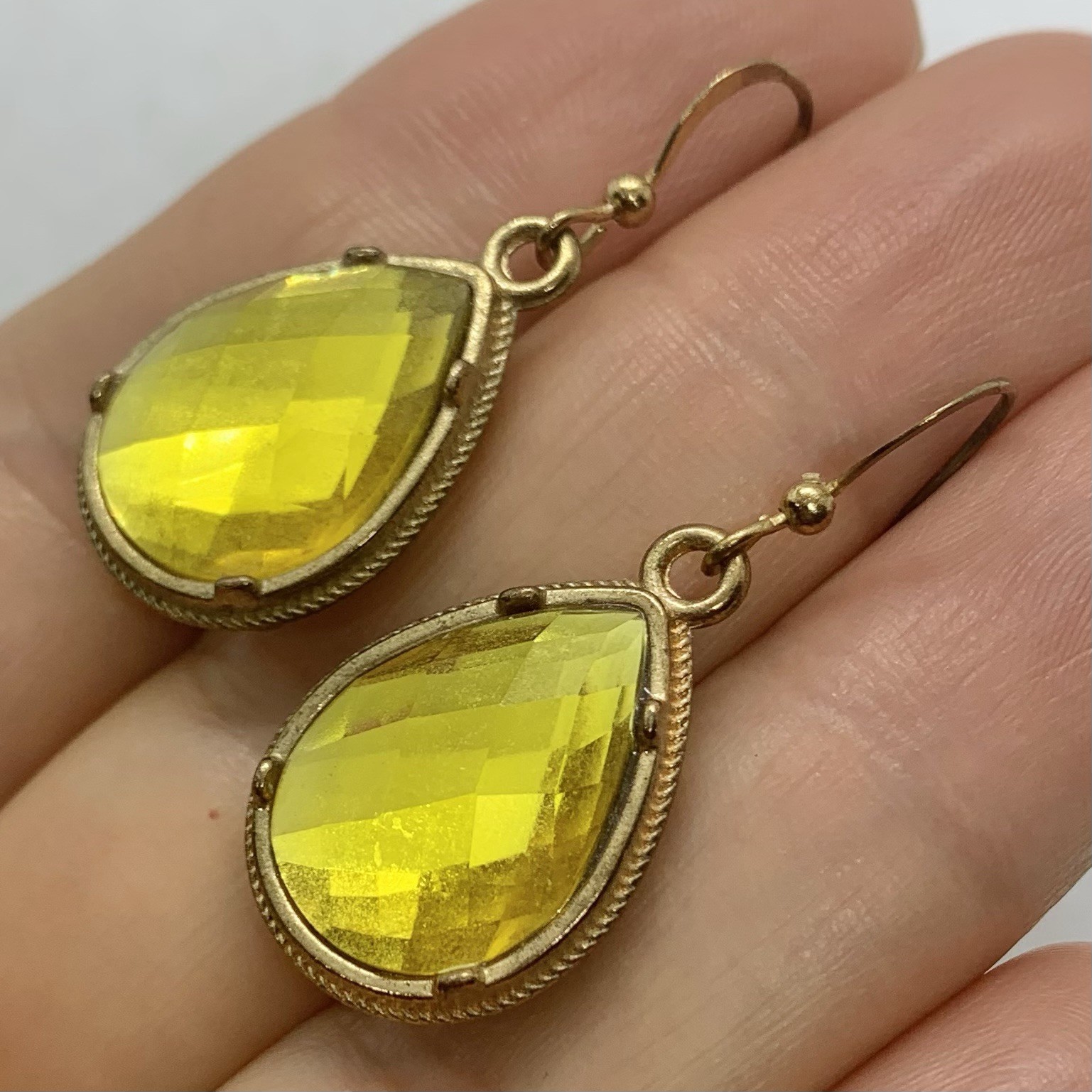 Vtg Yellow Faceted Acrylic Rhinestone Teardrop Dangle Earrings Goldtone Hook