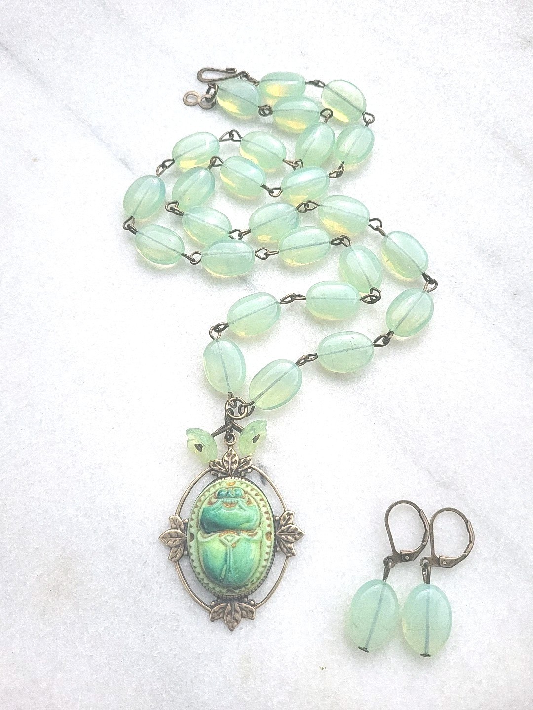 VINTAGE NEIGER EGYPTIAN SCARAB PENDANT OPALITE BEAD URANIUM FLOWER NECKLACE SET