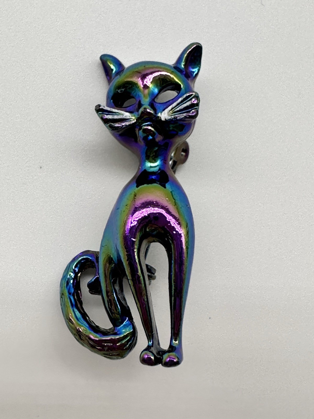 EXCELLENT VTG. 70’s IRIDESCENT BLACK ENAMEL SITTING CAT FIGURAL BROOCH PIN