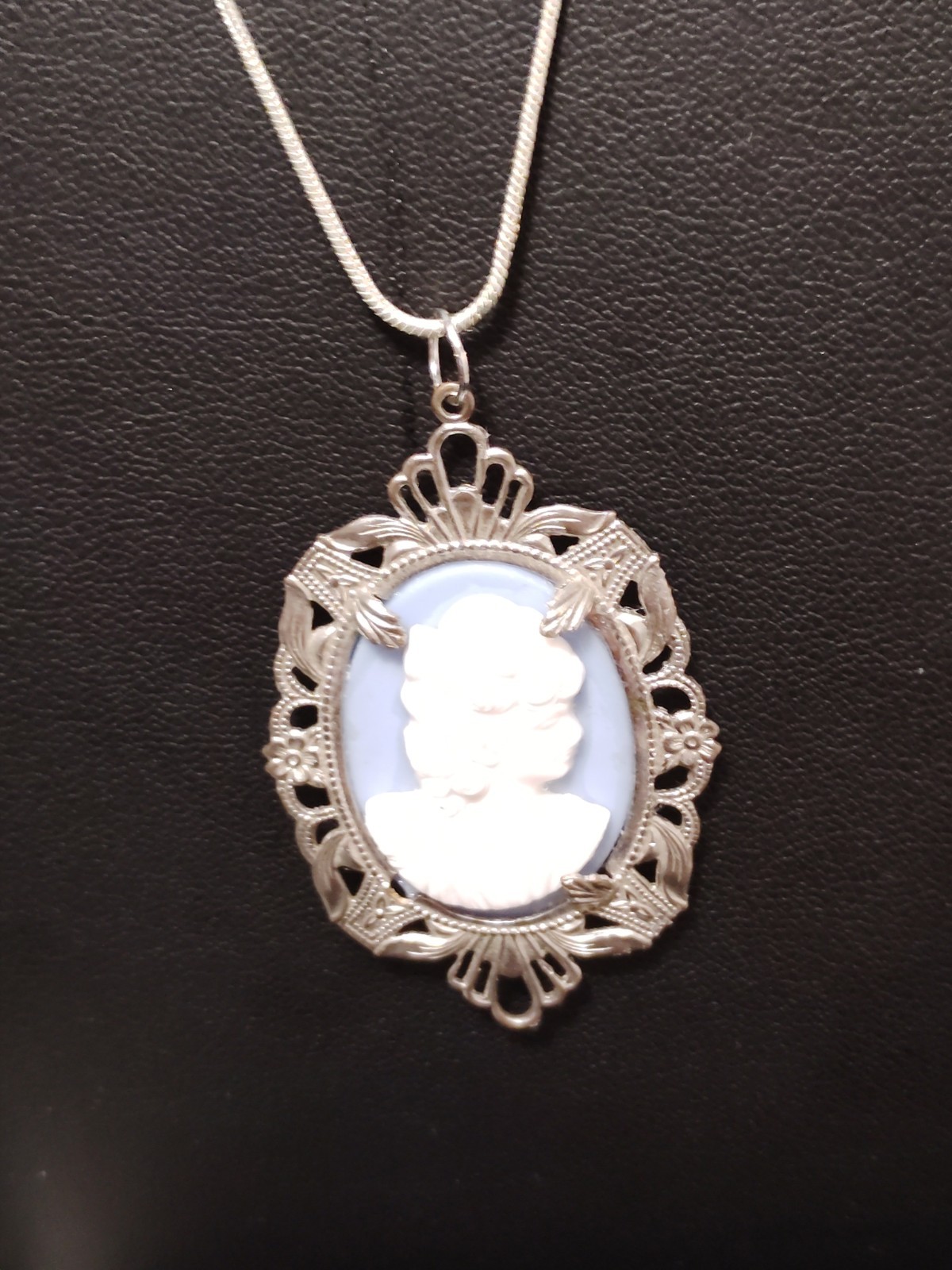 Oval Cameo Pendant Necklace Silver Tone Filigree Frame 925 Chain