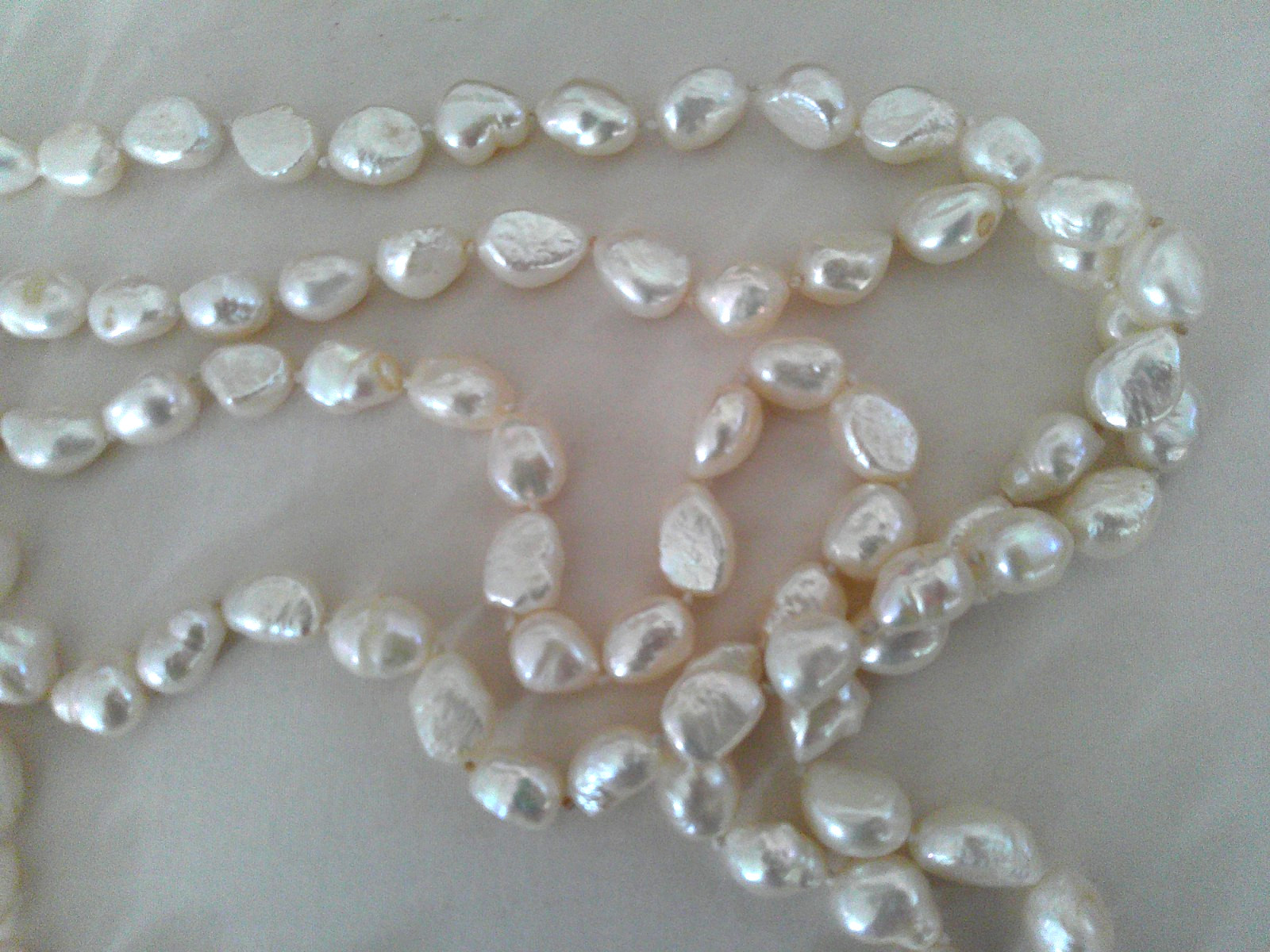 VINTAGE WHITE GENUINE FRESHWATER PEARL KNOTTED 80″ LONG 193.3 GRAMS NECKLACE