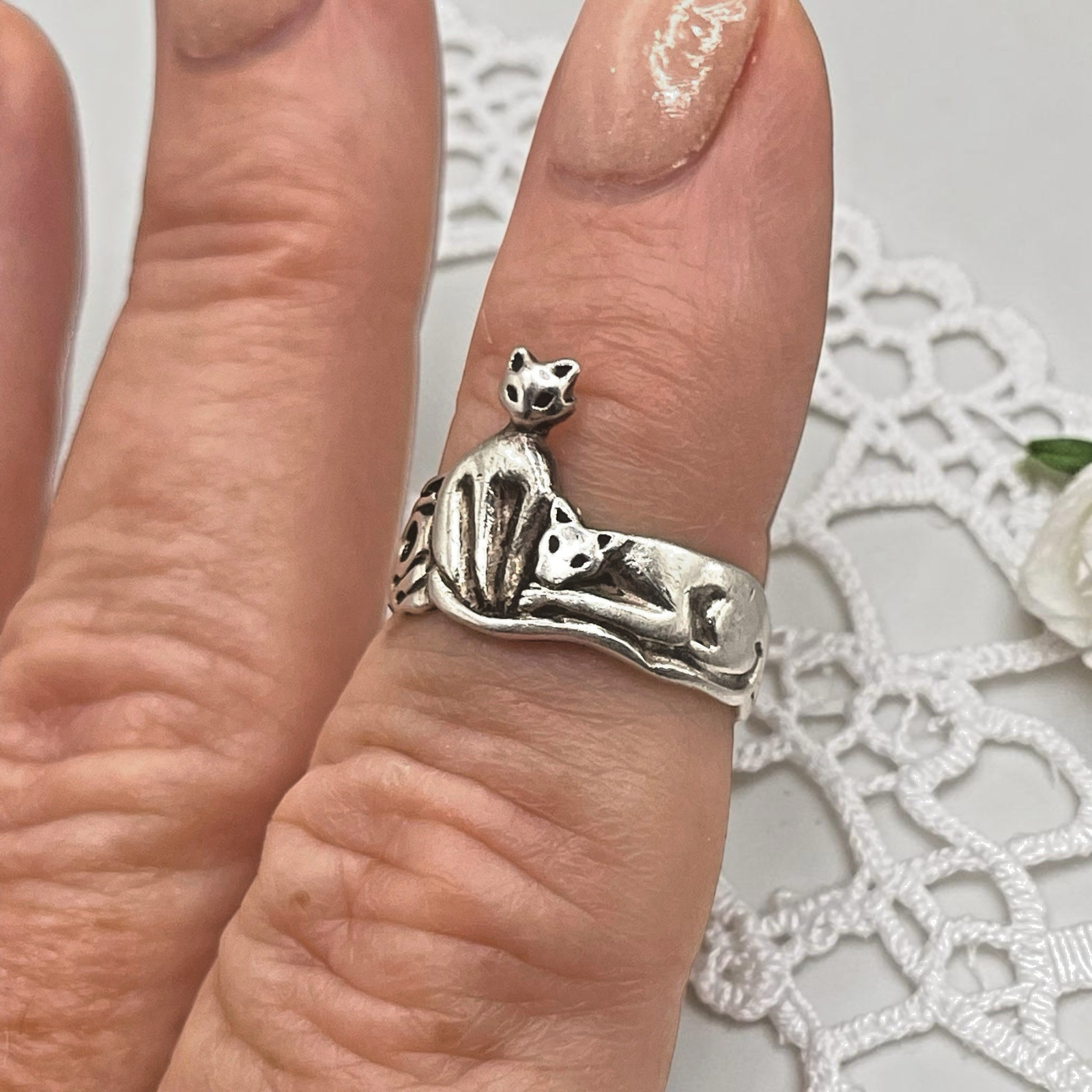 Vintage Etched 2 Cats 925 Sterling Silver Band Ring, size 5.25