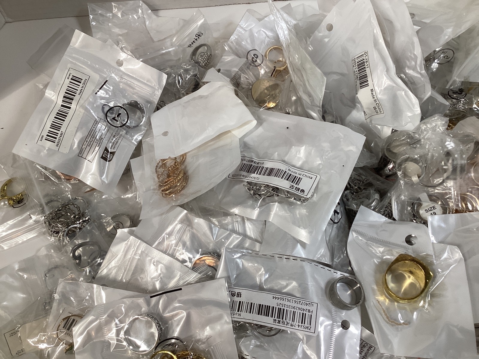 1lb Unsorted Modern Costume Rings Jewelry (M/F) Many Sizes Designs